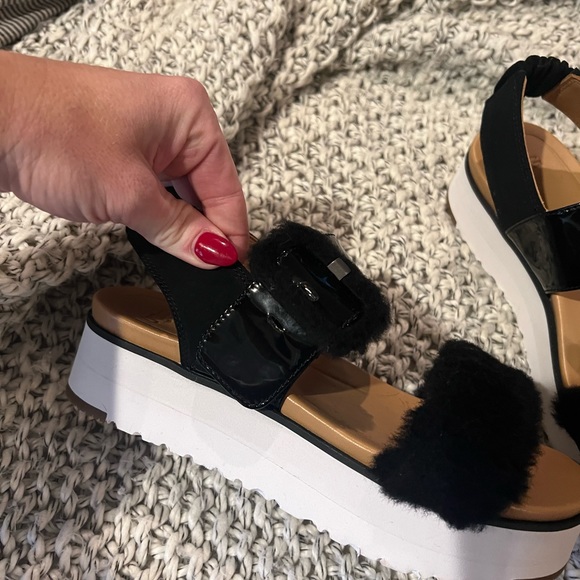 Ugg Le Fluff Sandals - Picture 2 of 7